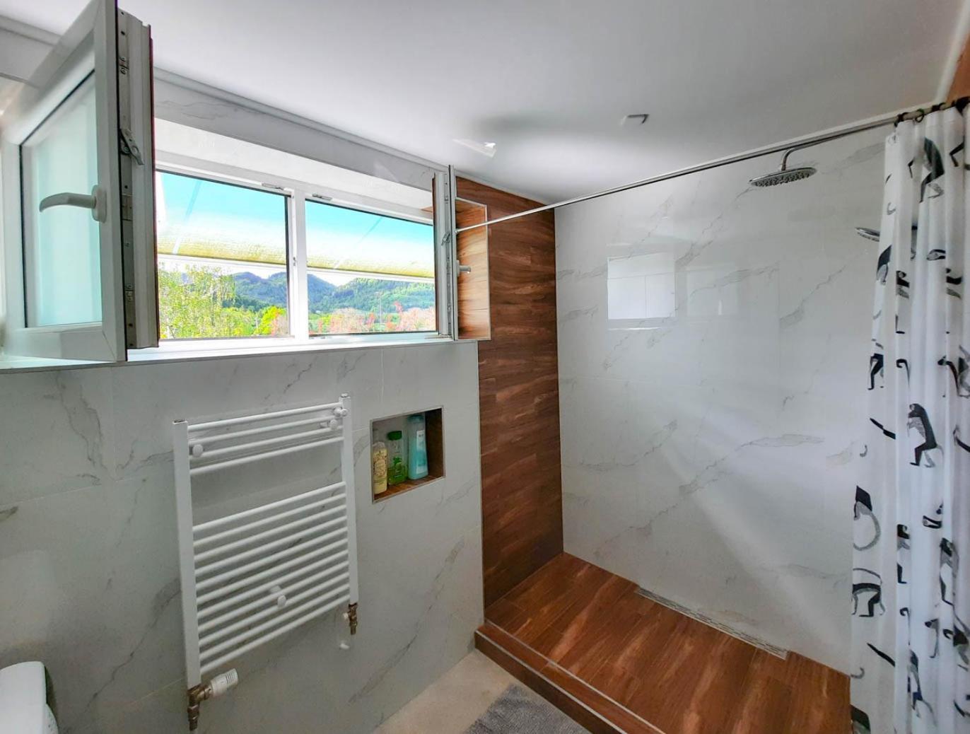 Deerwood Villa-Modern Cozy Apartment With Castle View Μπλεντ Εξωτερικό φωτογραφία